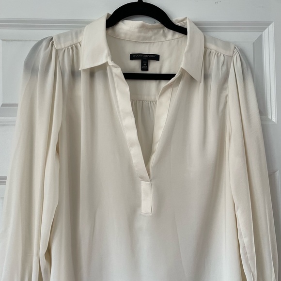Banana republic ivory silk/satin blouse - Picture 2 of 4